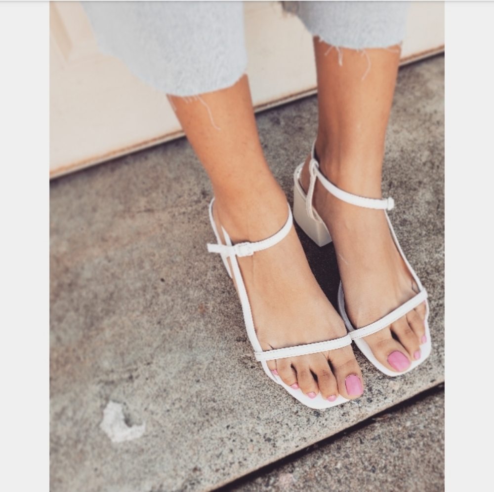 🚨//Mis Amores Collection//White Sandal - Picture 3 of 7